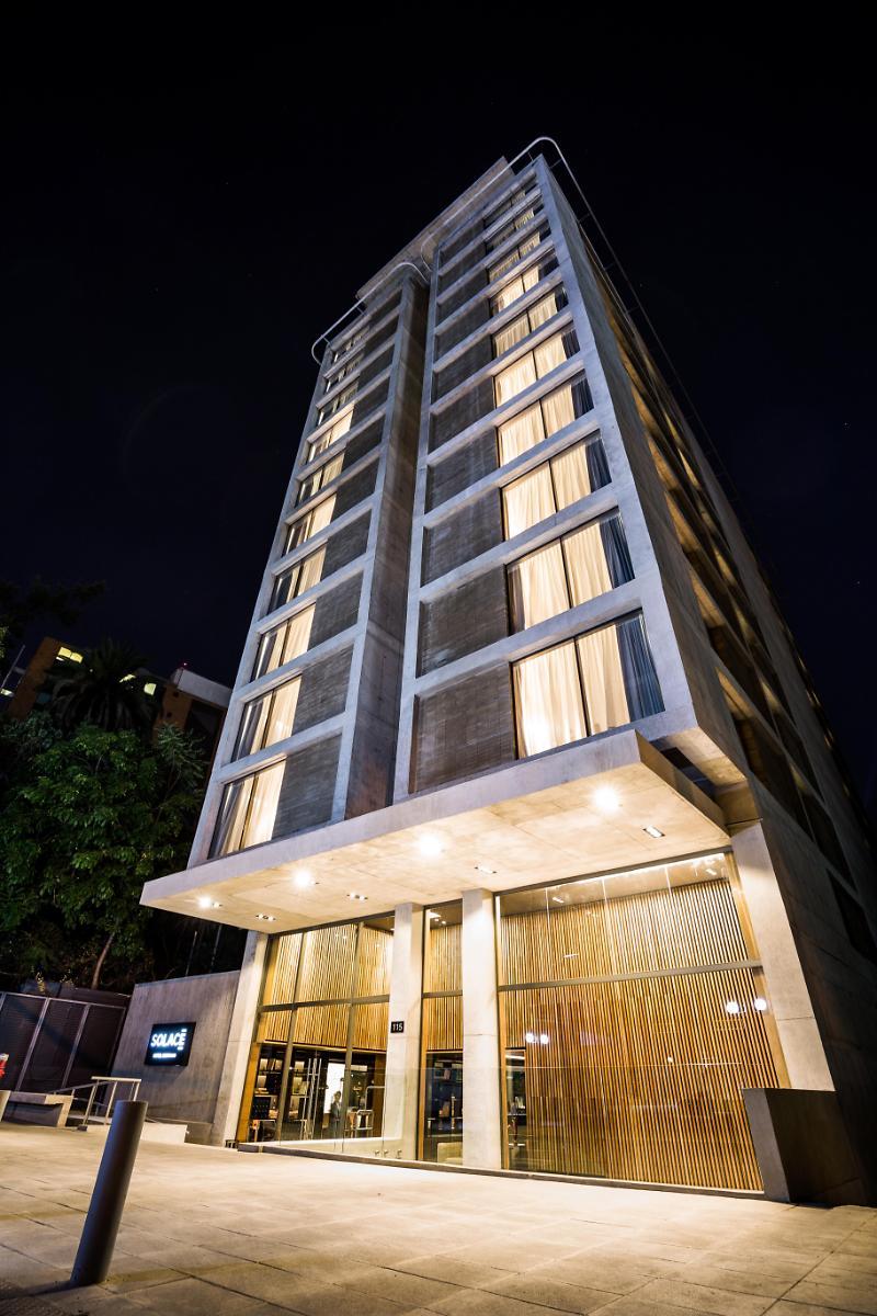 Solace Hotel Santiago Exterior photo The building at night
