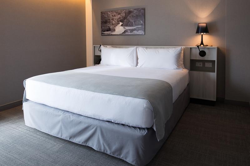 Solace Hotel Santiago Exterior photo A bed with a box spring